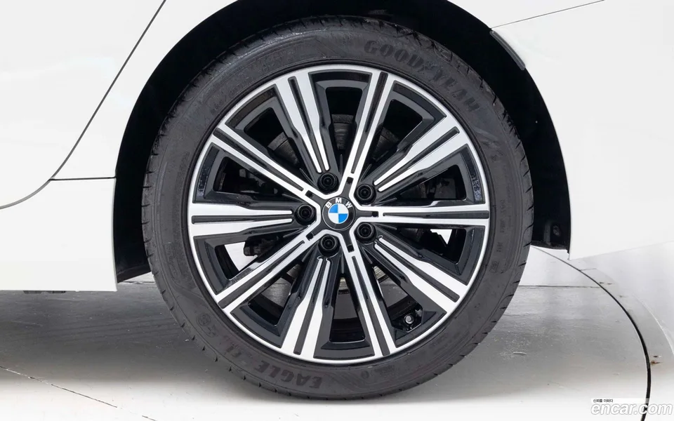 BMW 3 Series 320i 2025 — thumbnail 5