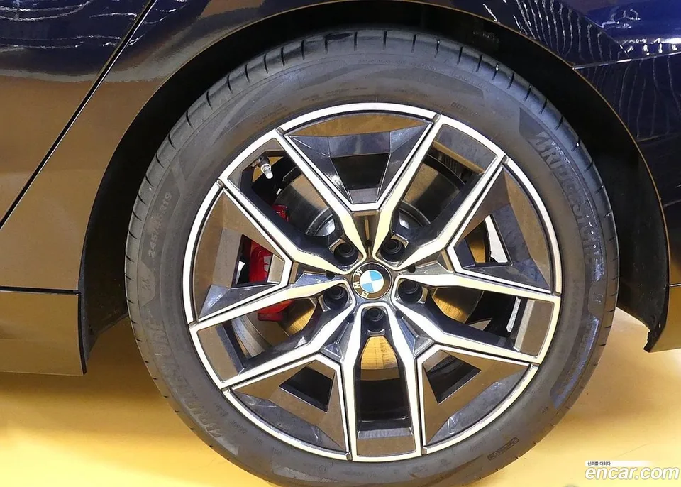 BMW 5 Series 520i 2024 — thumbnail 2