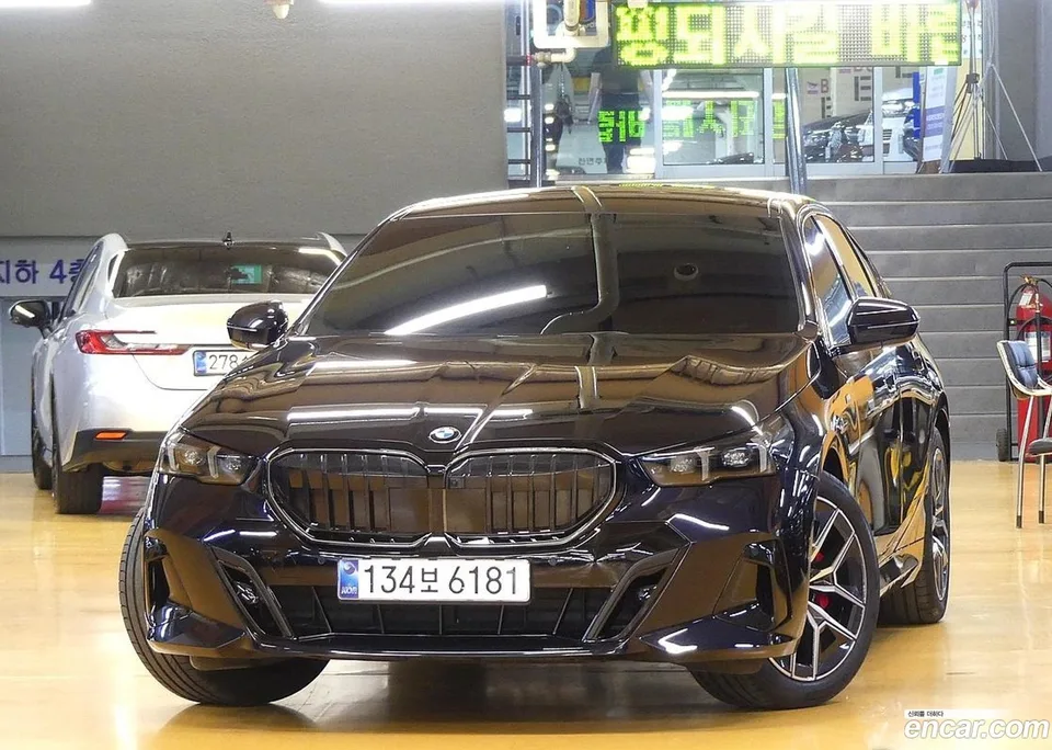 BMW 5 Series 520i 2024 — thumbnail 3