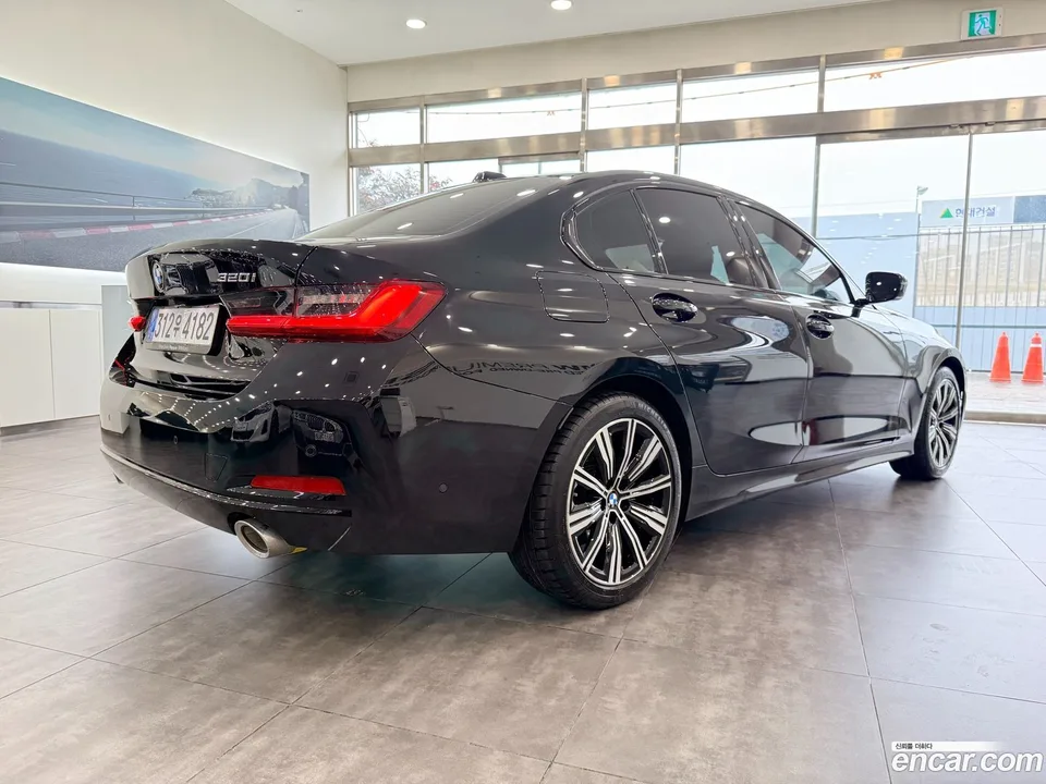 BMW 3 Series 320i 2025 — thumbnail 2