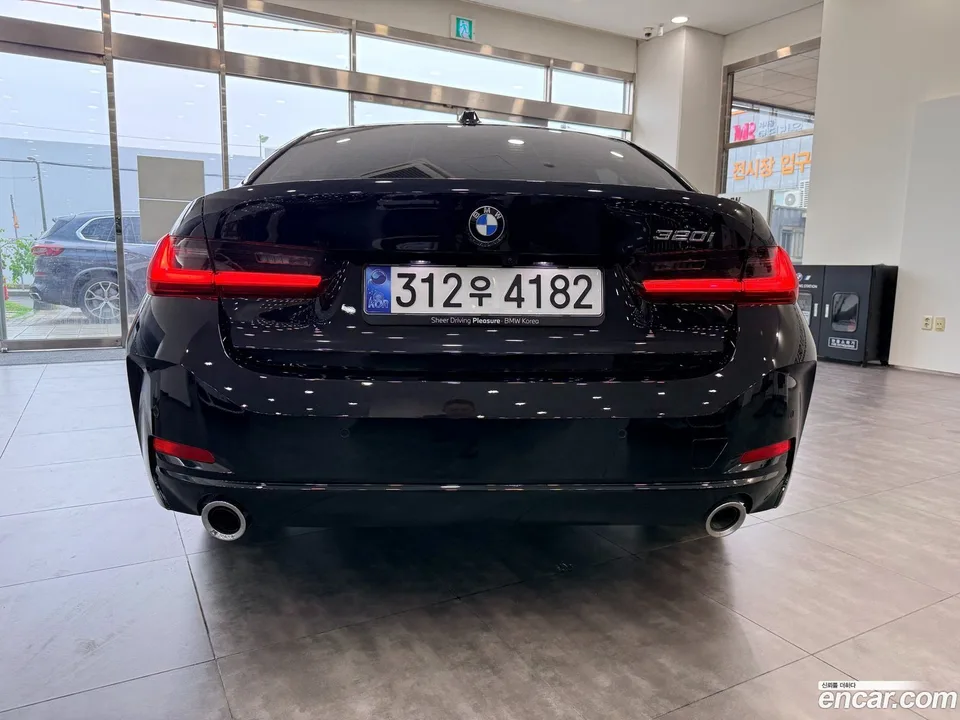BMW 3 Series 320i 2025 — thumbnail 4