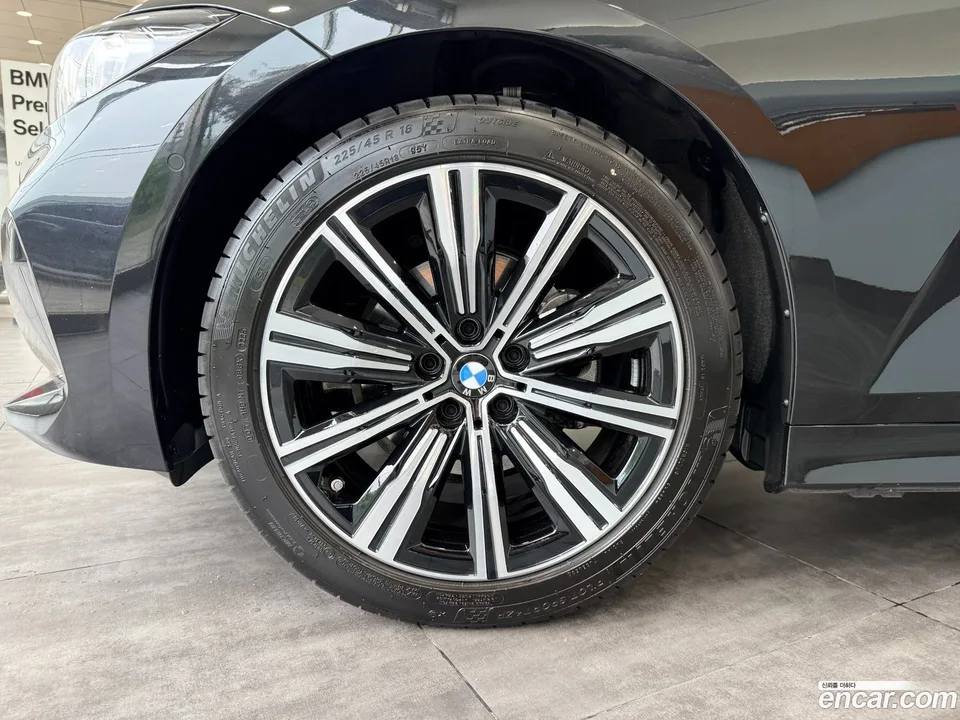 BMW 3 Series 320i 2025 — thumbnail 5
