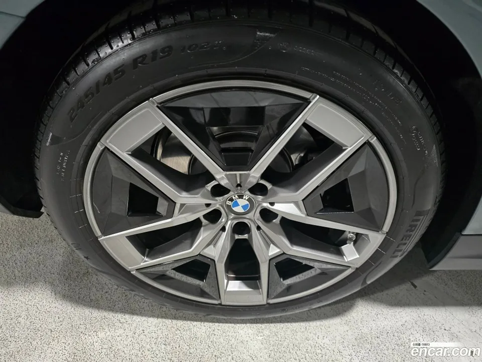 BMW 5 Series 520i 2025 — thumbnail 2