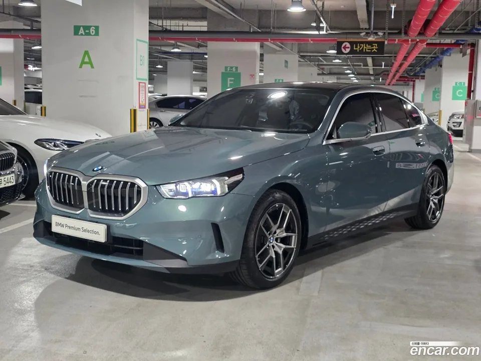 BMW 5 Series 520i 2025 — photo 1, buy with delivery to Moscow