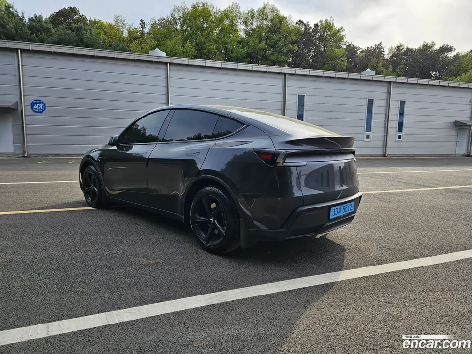 Tesla Model Y RWD 2025 — миниатюра 2