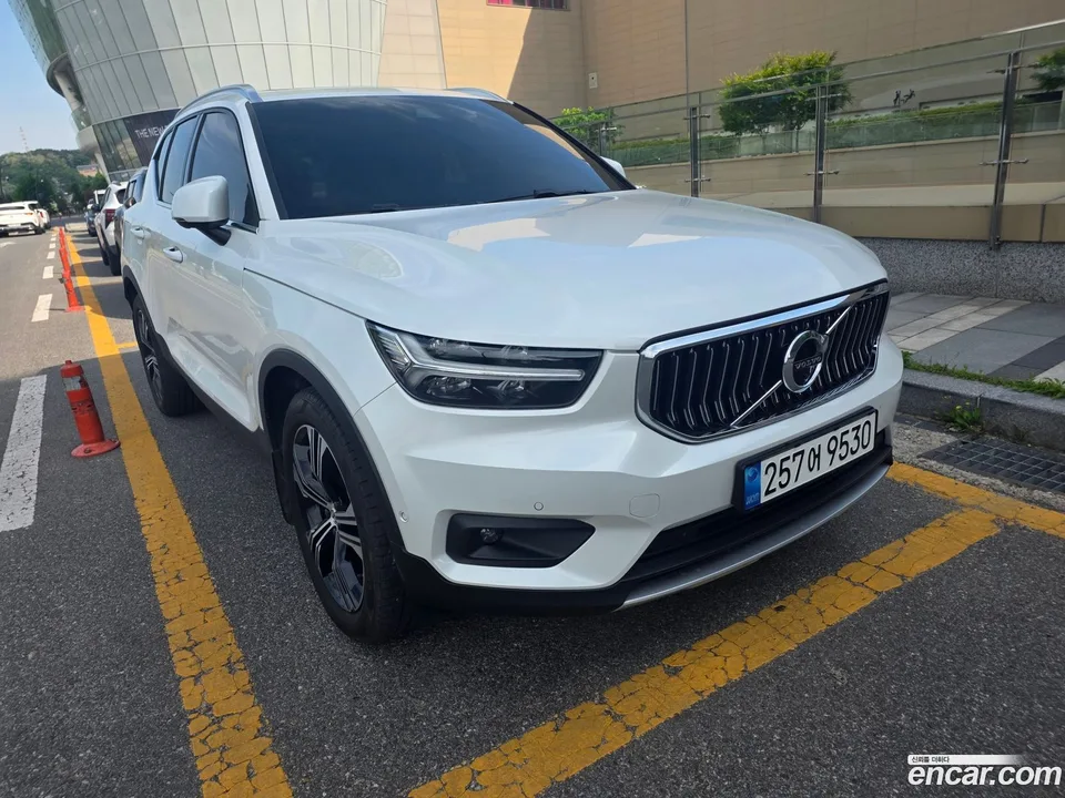 Volvo XC40 B4 2022 — фото 1, купить с доставкой в Москву
