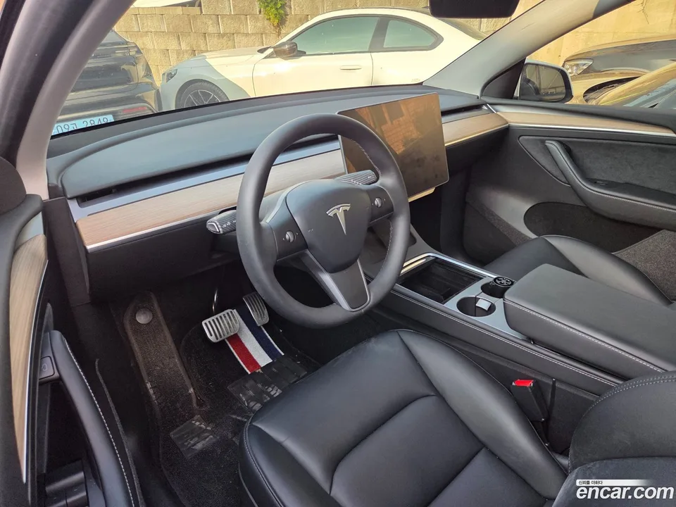 Tesla Model Y RWD 2023 — миниатюра 2