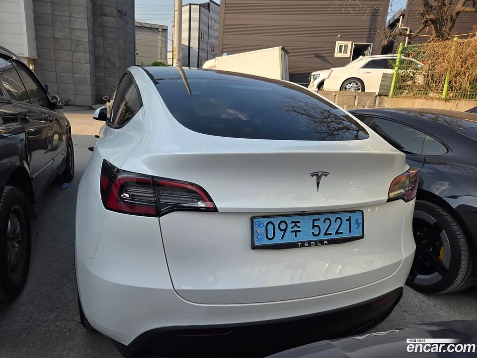 Tesla Model Y RWD 2023 — миниатюра 3