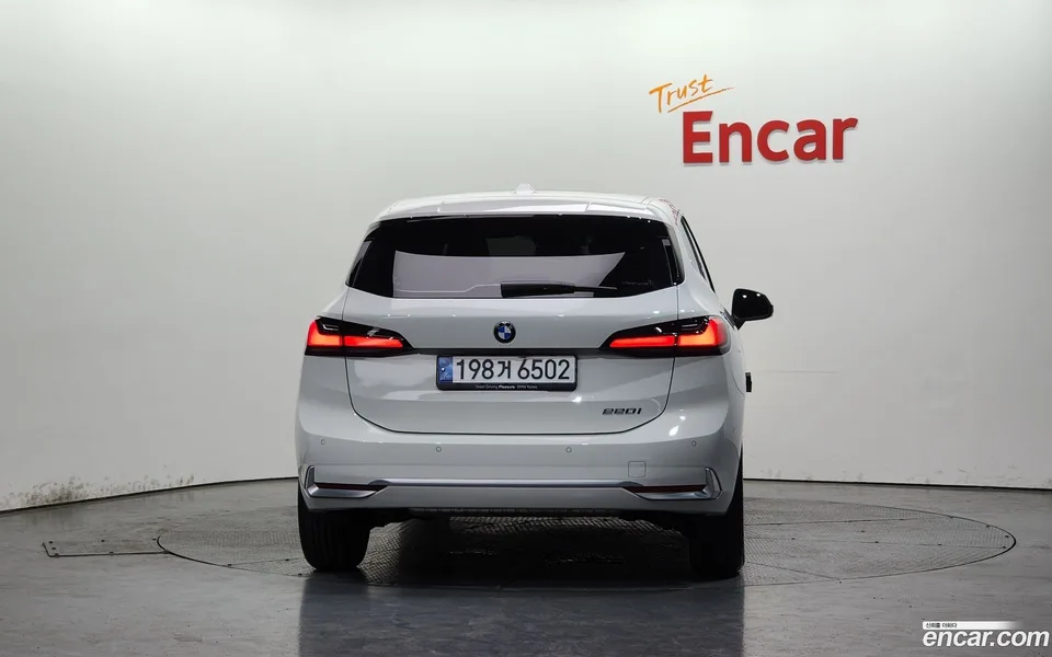 BMW 2 Series Active Tourer 220i 2024 — миниатюра 4