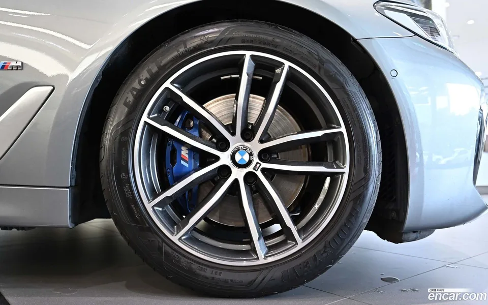 BMW 5 Series 520i M 2023 — миниатюра 2