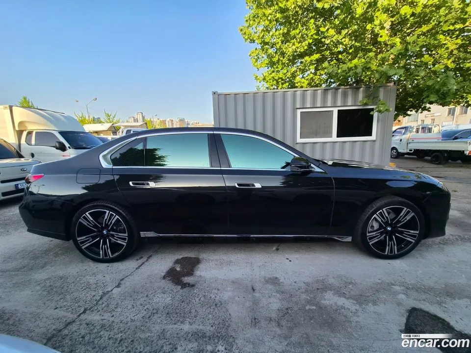 BMW 7 Series 740i sDrive M 2023 — миниатюра 3