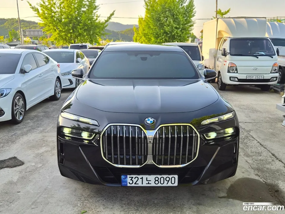 BMW 7 Series 740i sDrive M 2023 — фото 1, купить с доставкой в Москву
