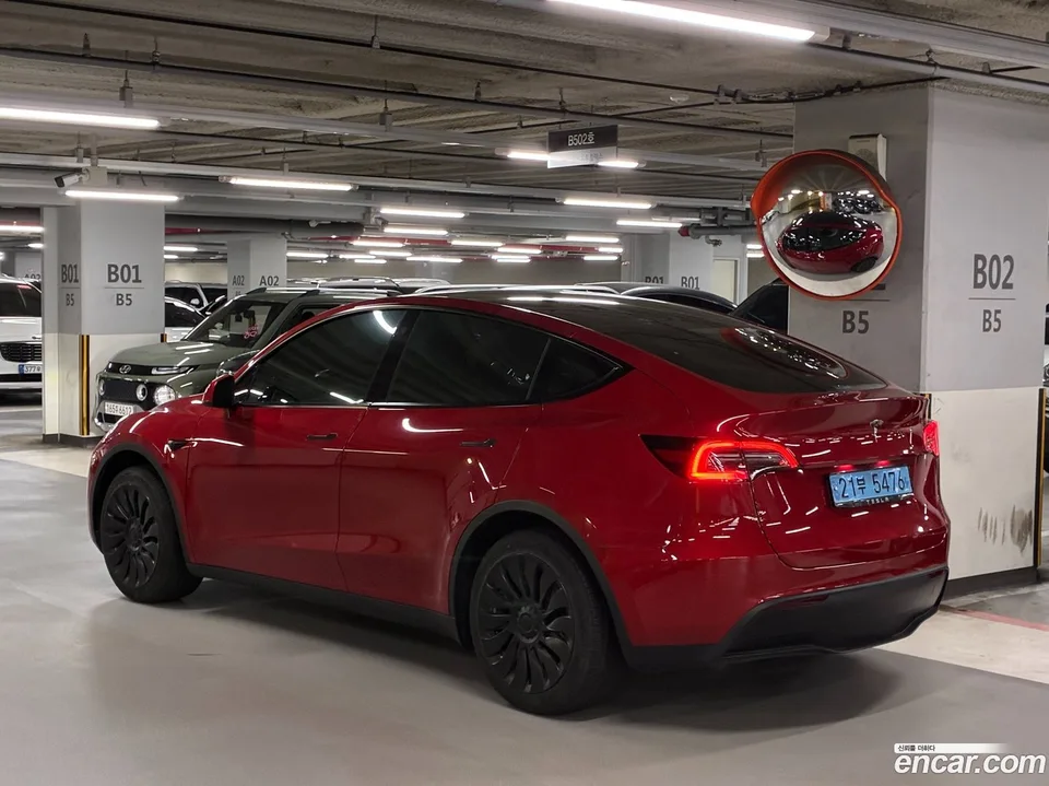 Tesla Model Y RWD 2023 — миниатюра 2