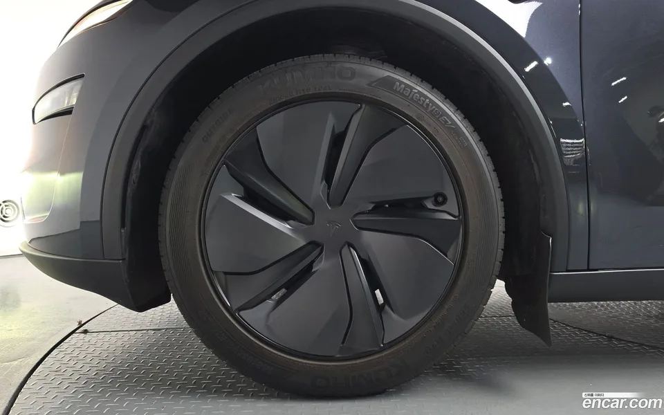 Tesla Model Y RWD 2025 — миниатюра 2