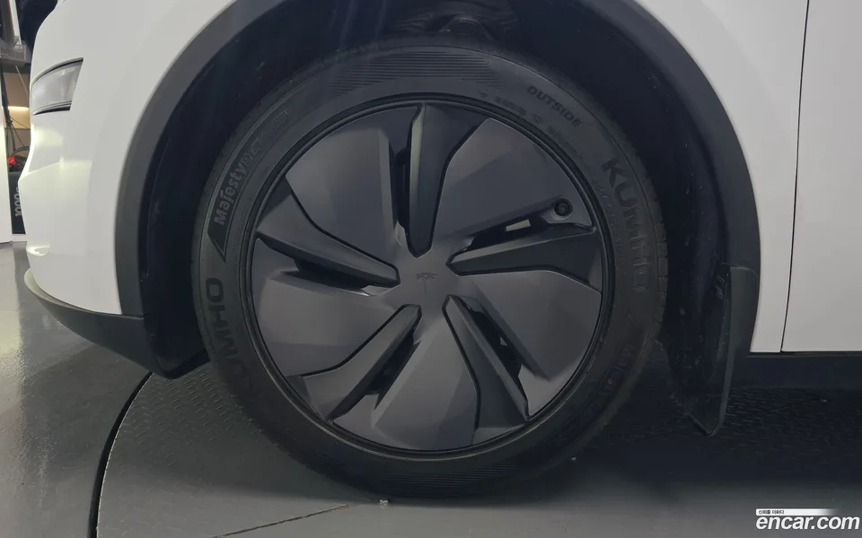 Tesla Model Y AWD 2025 — миниатюра 5