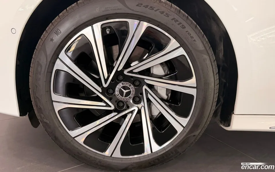 Mercedes-Benz E-Class E300 4MATIC 2024 — миниатюра 5