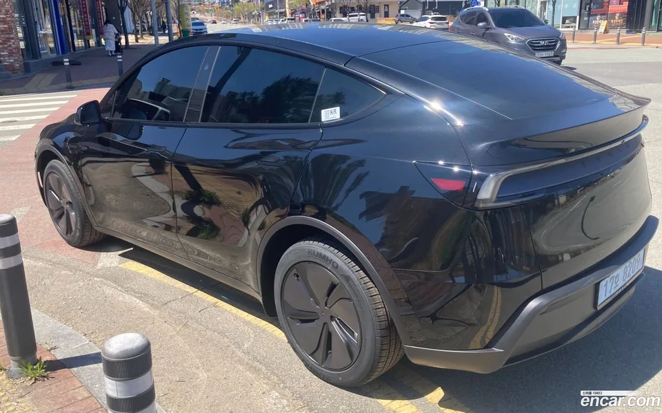 Tesla Model Y RWD 2026 — миниатюра 2