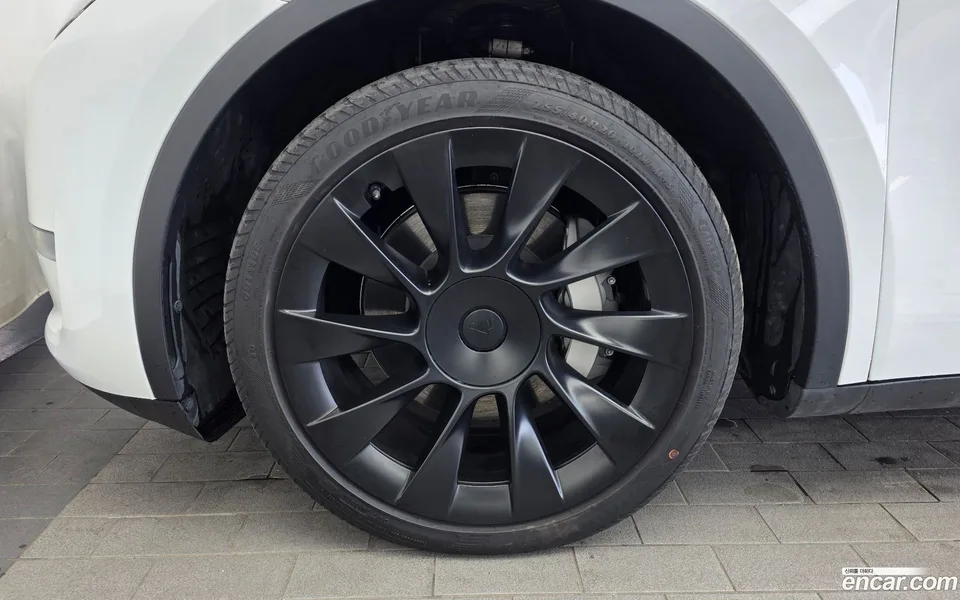 Tesla Model Y AWD 2023 — миниатюра 2