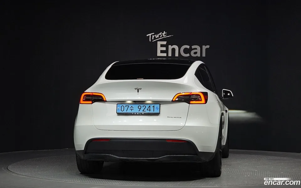 Tesla Model Y AWD 2023 — миниатюра 4