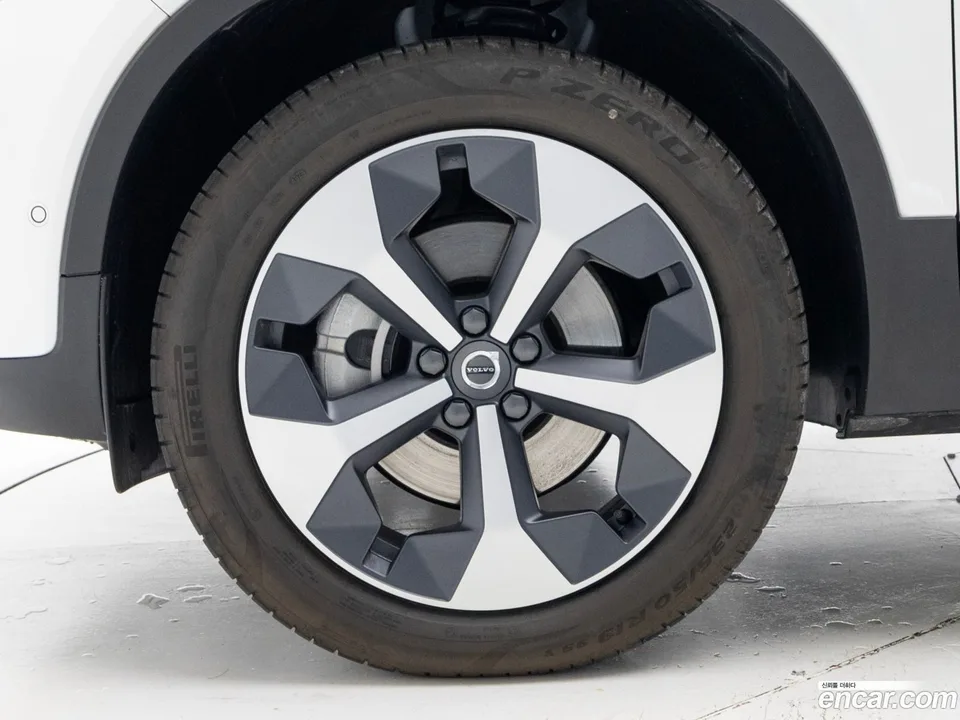 Volvo XC40 B4 2025 — миниатюра 2