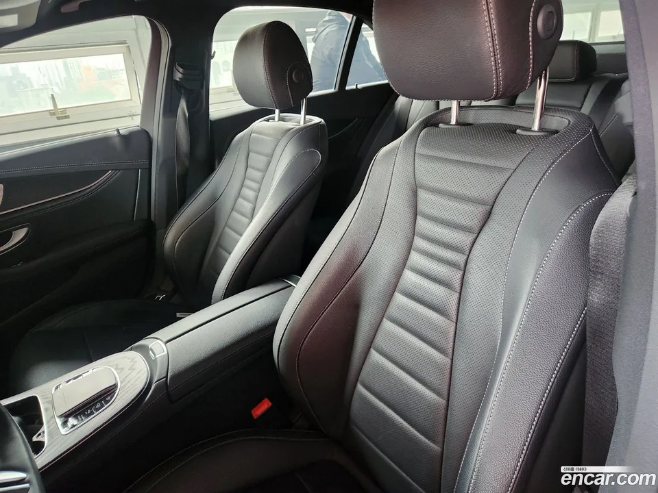 Mercedes-Benz E-Class E220d 4MATIC AMG Line 2022 — миниатюра 4