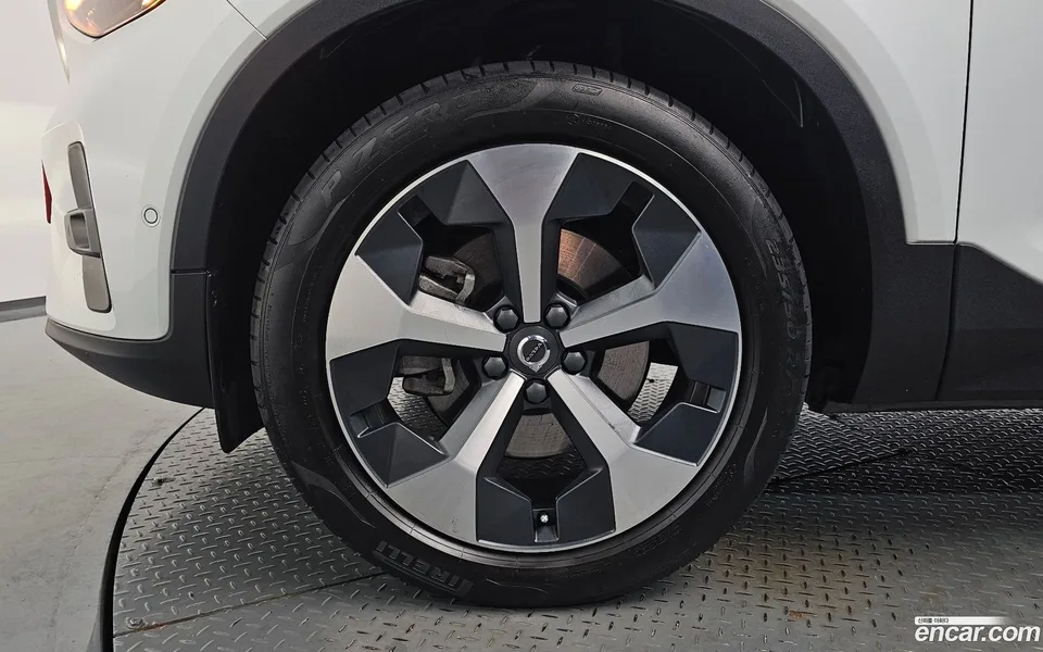 Volvo XC40 B4 2023 — миниатюра 2