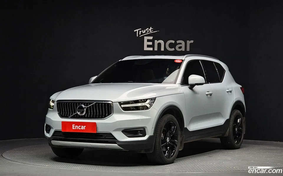 Volvo XC40 B4 2022 — фото 1, купить с доставкой в Москву