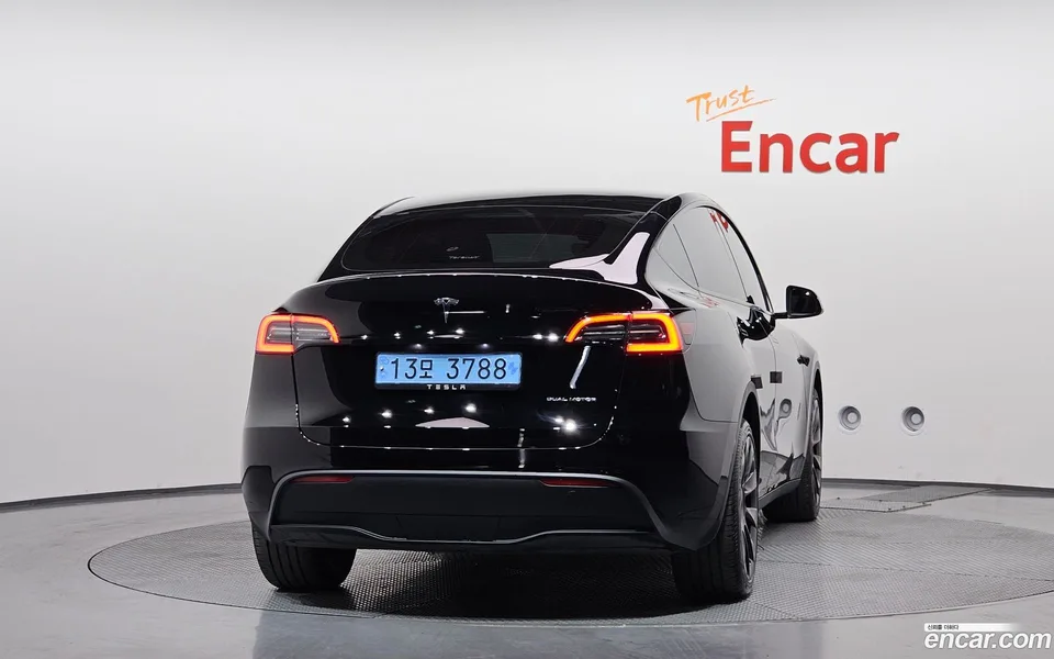 Tesla Model Y AWD 2024 — миниатюра 4