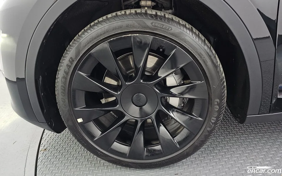 Tesla Model Y AWD 2024 — миниатюра 5