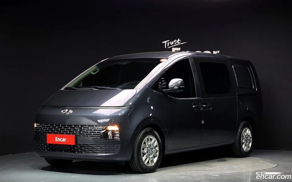 Hyundai Staria 5 2023 — фото 1, купить с доставкой в Москву