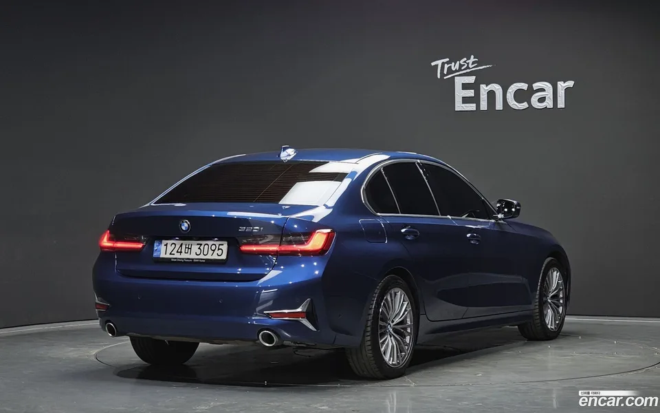 BMW 3 Series 320i 2022 — фото 1, купить с доставкой в Москву