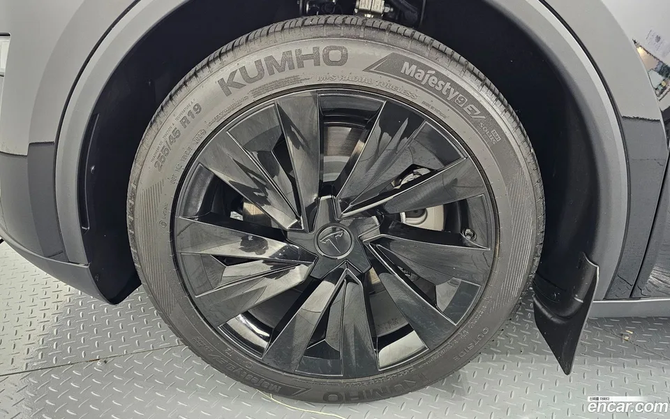 Tesla Model Y RWD 2025 — миниатюра 2