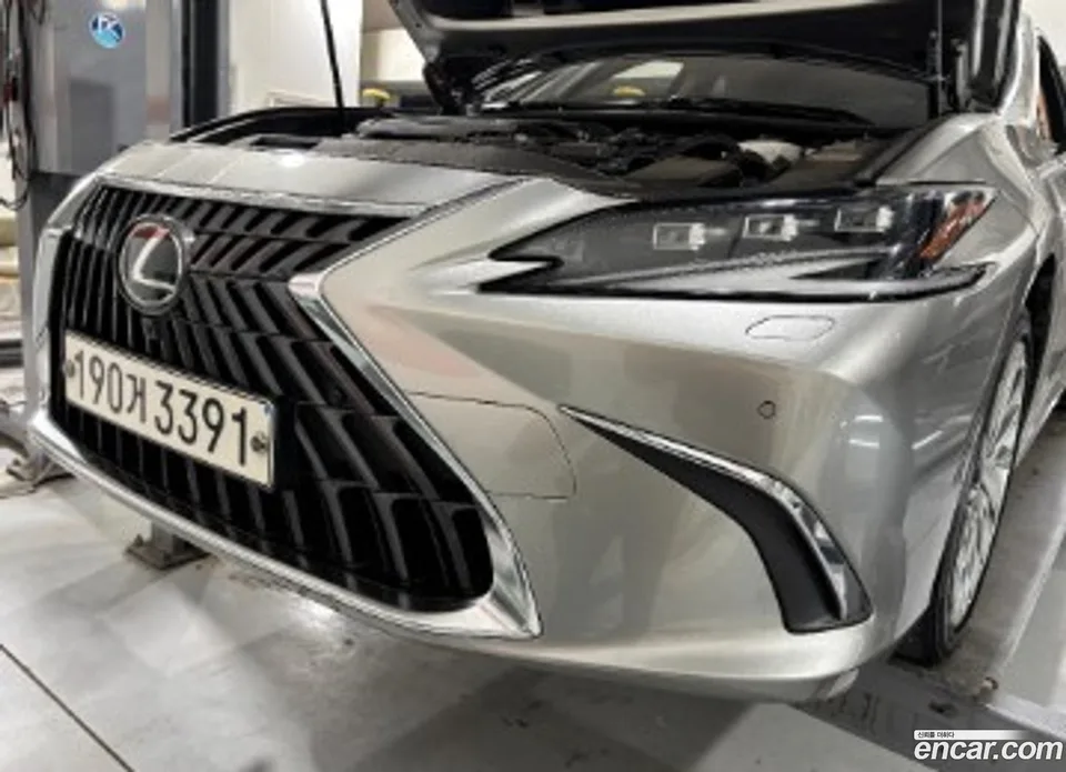 Lexus ES 300h 2023 — фото 1, купить с доставкой в Москву