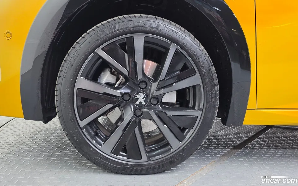 Peugeot e-208 GT 2023 — миниатюра 2