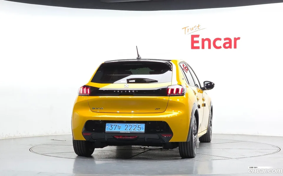 Peugeot e-208 GT 2023 — миниатюра 4