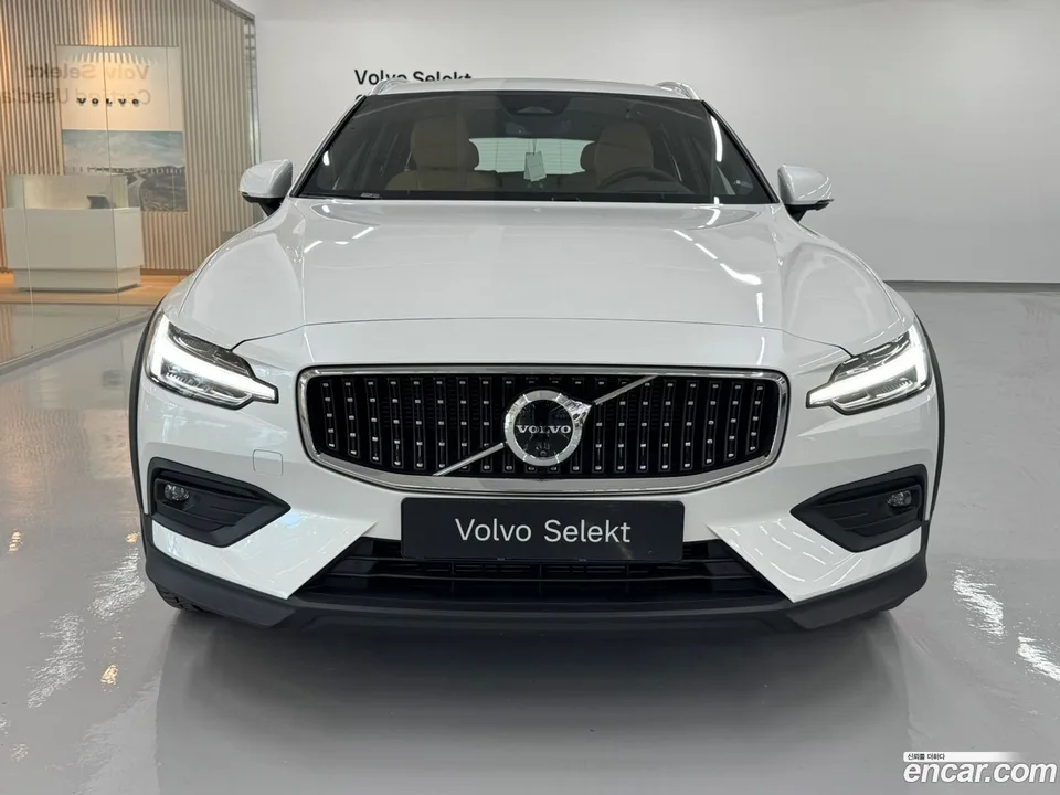 Volvo V60 Cross Country B5 AWD 2025 — миниатюра 3