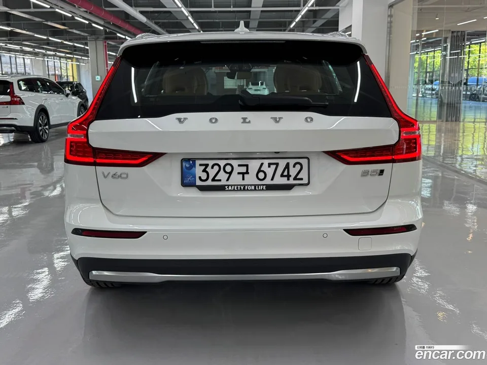 Volvo V60 Cross Country B5 AWD 2025 — миниатюра 4