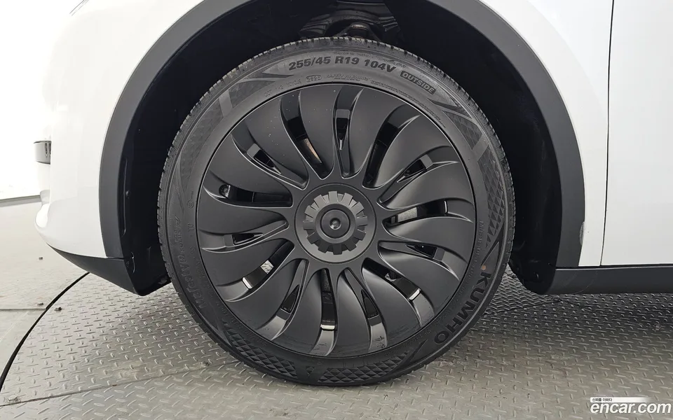Tesla Model Y RWD 2023 — миниатюра 2