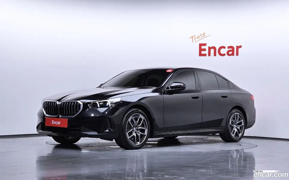 BMW 5 Series 520i 2025 — фото 1, купить с доставкой в Москву