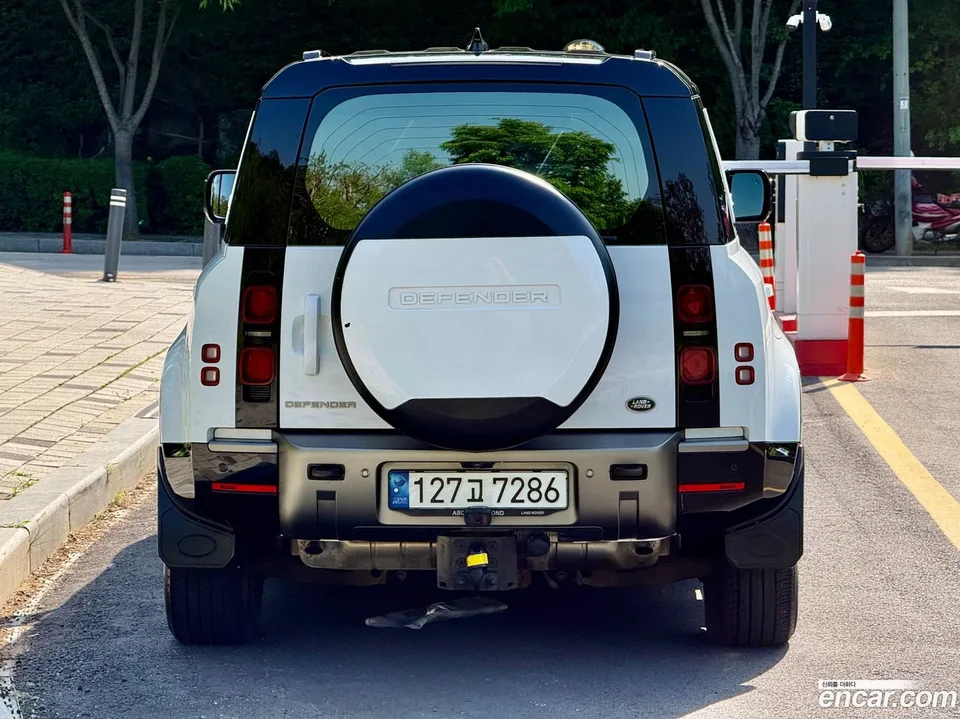 Land Rover Defender 110 P300 X- SE 2023 — миниатюра 2