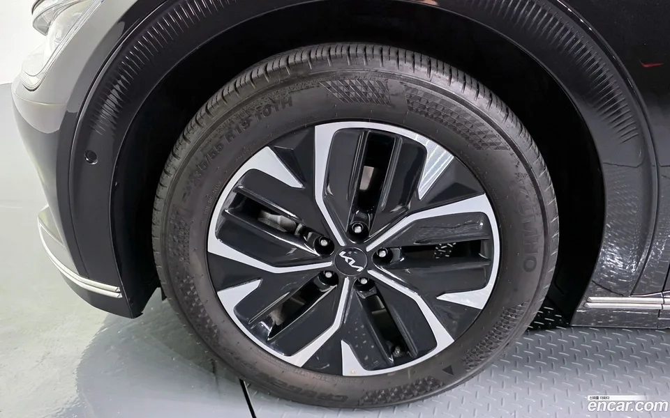 Kia EV6 2023 — миниатюра 5