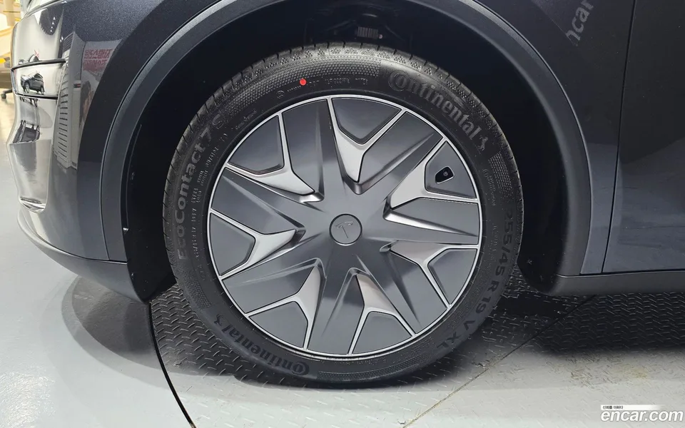 Tesla Model Y L AWD 2026 — миниатюра 2