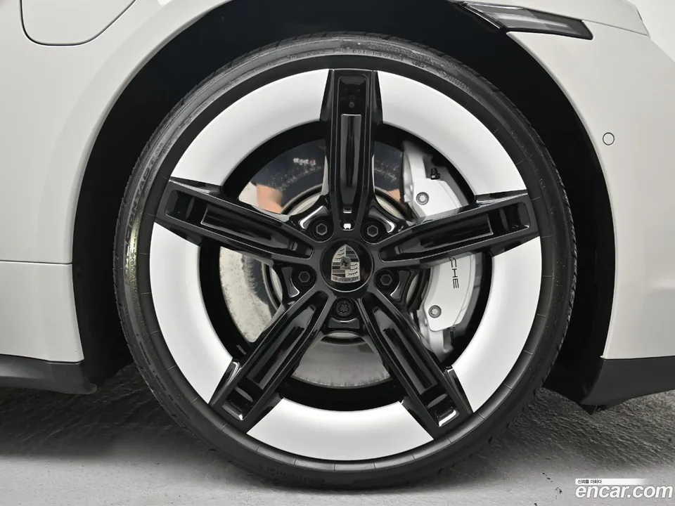 Porsche Taycan 2025 — миниатюра 2