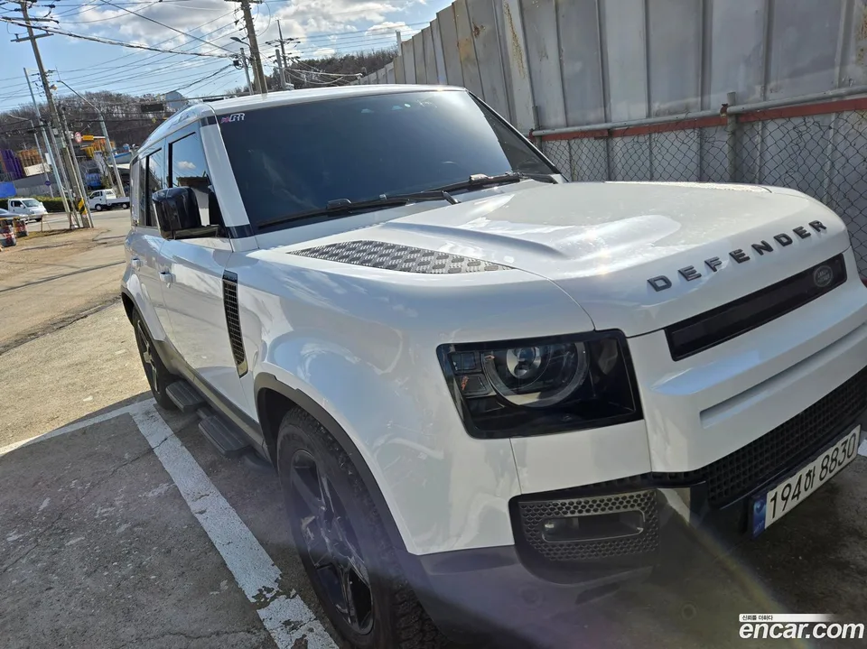 Land Rover Defender 110 D250 SE 2023 — миниатюра 3