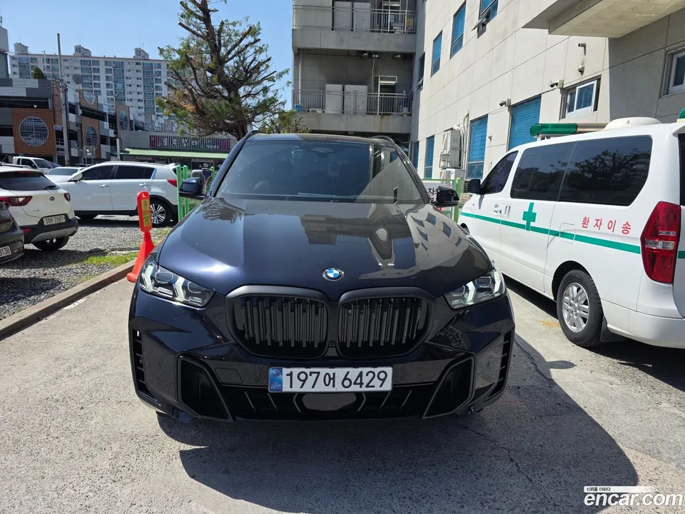 BMW X5 xDrive 40i M 2024 — фото 1, купить с доставкой в Москву