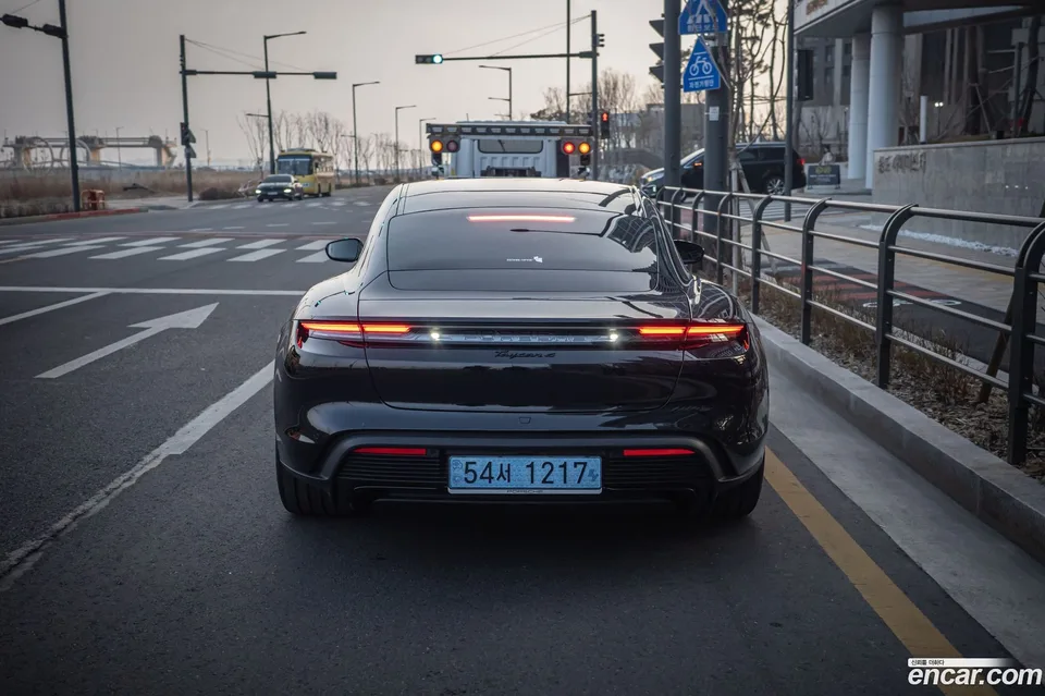Porsche Taycan 4 2026 — миниатюра 2