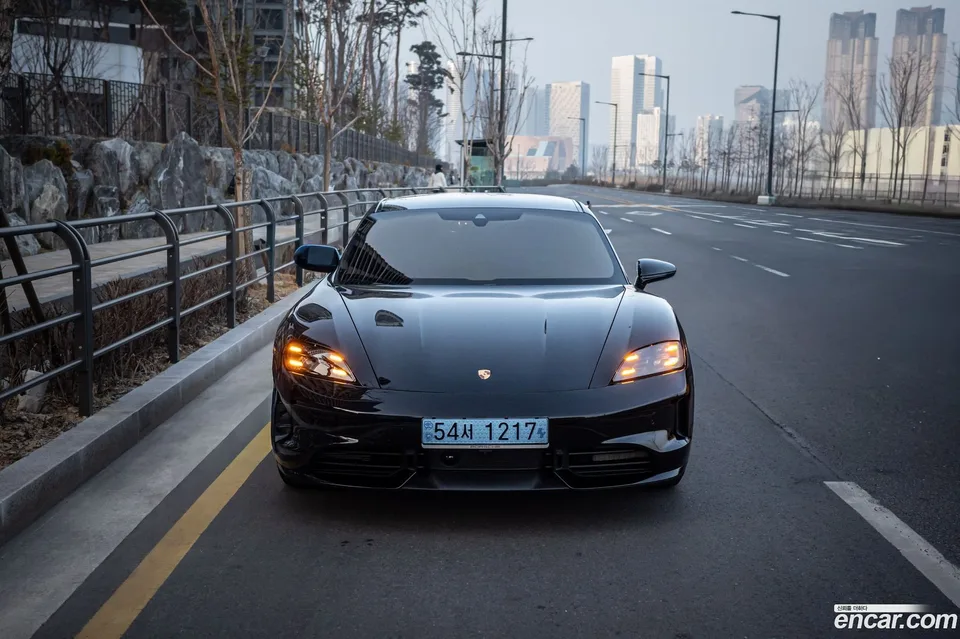 Porsche Taycan 4 2026 — фото 1, купить с доставкой в Москву