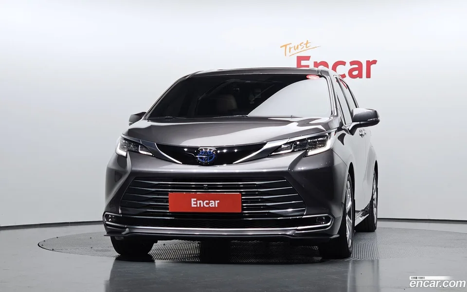 Toyota Sienna 2.5 2WD 2023 — миниатюра 3