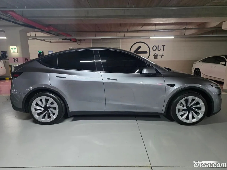 Tesla Model Y AWD 2025 — миниатюра 2