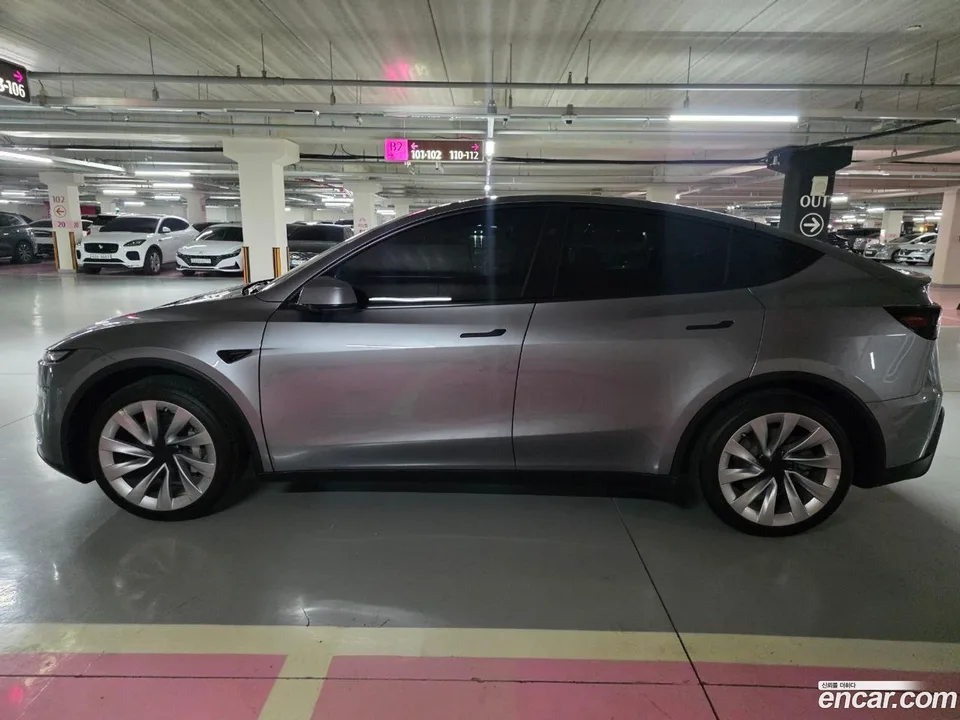 Tesla Model Y AWD 2025 — миниатюра 4